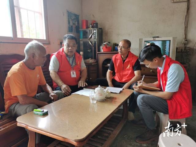 干部入戶為農(nóng)戶答疑。