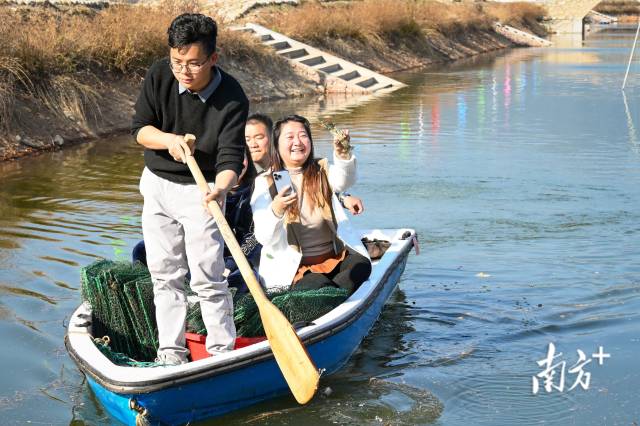 打撈龍蝦。張曉欣 攝