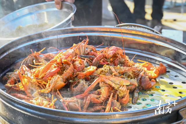 現(xiàn)場開鍋蒸蝦、炒蝦。張曉欣 攝