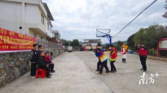 為村民免費拍攝全家福。