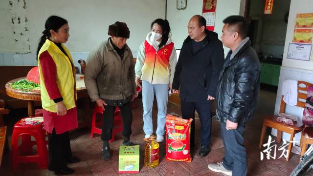 參與走訪慰問送溫暖活動。