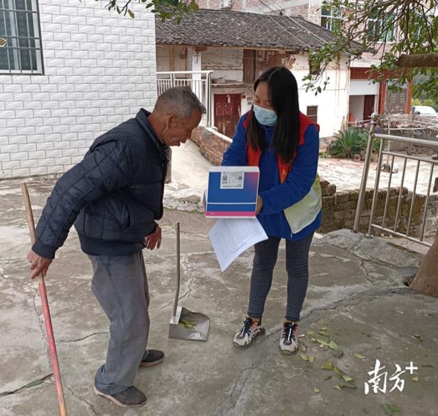 送上防疫健康包。