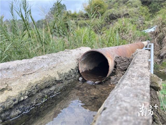 連接兩岸的跨河水渠。