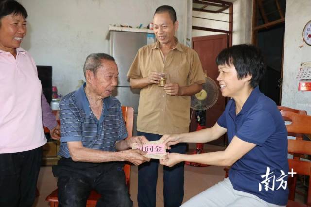 走訪慰問老黨員張臺。