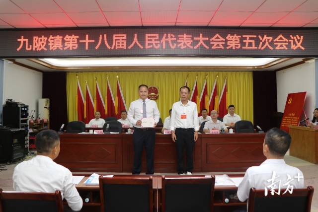 黃成志（右）向鄭劍鋒（左）頒發(fā)證書。