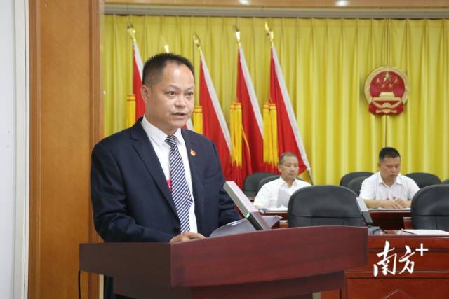 鄭劍鋒向大會(huì)作九陂鎮(zhèn)人民政府專項(xiàng)工作報(bào)告。