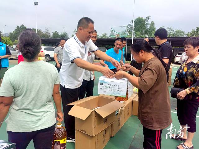 給特殊困難群眾送上生活物資。