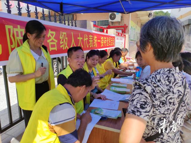 接待選民。