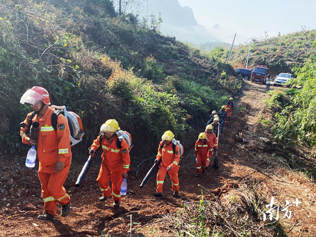 消防人員前往演練地點(diǎn)開展實(shí)操培訓(xùn)。