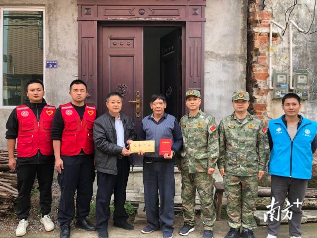 連州九陂鎮(zhèn)把現(xiàn)役軍人父母贍養(yǎng)政策送到新兵家中。