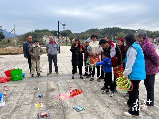 孩子們積極參加趣味游戲。