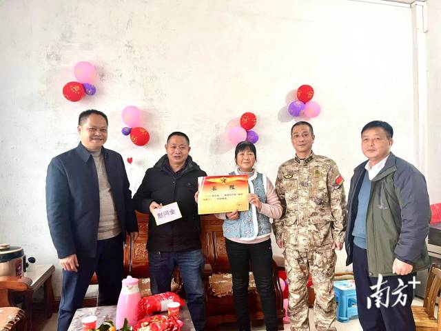 送喜報(bào)。