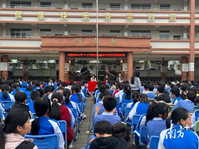 進(jìn)校園宣講。