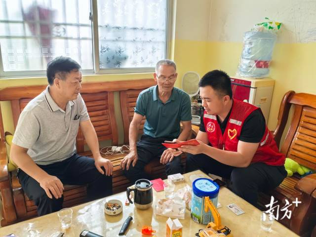 入戶推廣宣傳，并幫助退役軍人完成平臺(tái)注冊(cè)。