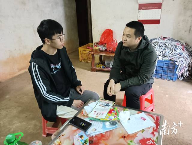 上門(mén)指導(dǎo)兵役登記。