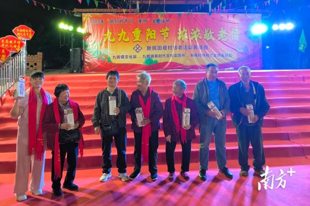 慰問關(guān)愛老人。九陂鎮(zhèn)供圖