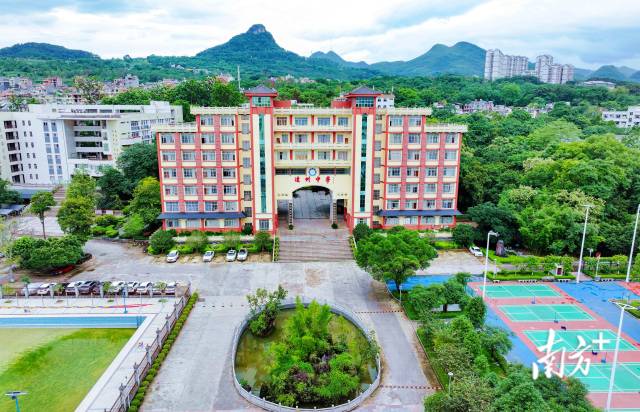 2025年，連州高考600分以上考生同比增長(zhǎng)180%，中考總平均分連續(xù)兩年穩(wěn)居清遠(yuǎn)市前列。圖為連州中學(xué)。曾亮超 攝