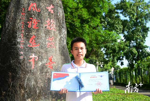 連州中學(xué)連續(xù)兩年有學(xué)生考上空軍飛行員。圖為朱富銘。黃津 攝