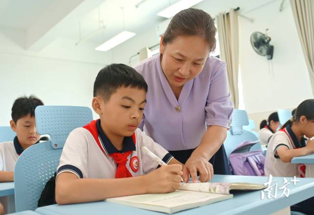 連州深化“縣管校聘”管理改革與“新強(qiáng)師工程”，促進(jìn)教師隊(duì)伍專業(yè)化發(fā)展。黃津 攝