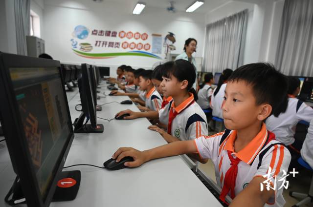 鄧兆然在“ICode國(guó)際青少年編程競(jìng)賽”全球總決賽上勇奪金獎(jiǎng)。黃津 攝