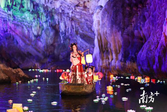 連州連續(xù)5年入選全國縣域旅游發(fā)展?jié)摿Π偌芽h，圖為連州地下河景區(qū)。