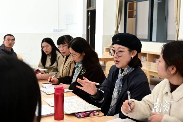 中山大學(xué)生命科學(xué)學(xué)院碩士、廣州第六中學(xué)生物高級教師劉華正在點(diǎn)評高一年級生物課教學(xué)展示。黃瀅 攝