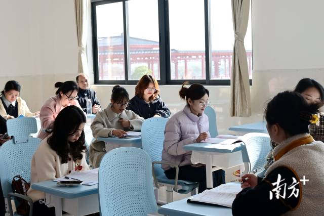 高二語文評課研討現(xiàn)場。黃瀅 攝