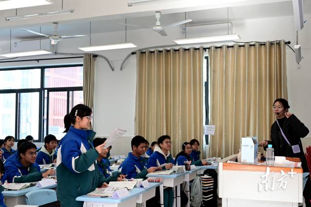 教學(xué)展示上，同學(xué)積極回答授課老師問題。黃瀅 攝