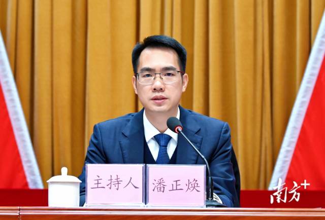 連州市委書(shū)記潘正煥代表市委常委會(huì)作報(bào)告。黃瀅 攝