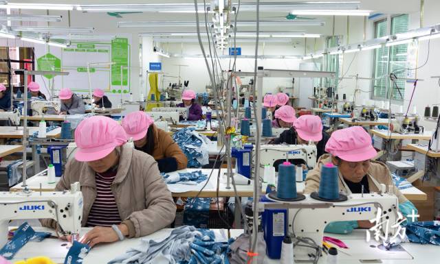 安尼歐服飾項(xiàng)目讓村民實(shí)現(xiàn)家門(mén)口就業(yè)。