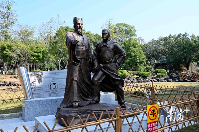 《區(qū)澤拒賞》雕像傳遞“公生明、廉生威”的廉潔理念。黃瀅 攝