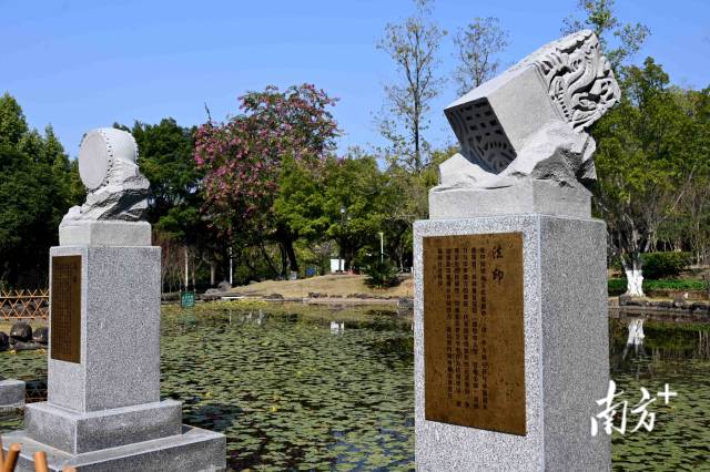 通過(guò)象征正義的法器造型與流水意象，詮釋法治公平公正、滋養(yǎng)萬(wàn)物的本質(zhì)內(nèi)涵。黃瀅 攝