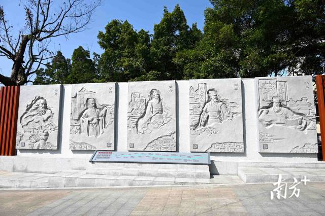 園內(nèi)《法治起源歷史長(zhǎng)卷》浮雕生動(dòng)勾勒從“蚩尤作刑”“皋陶造律”到現(xiàn)代法治建設(shè)的演進(jìn)歷程。黃瀅 攝