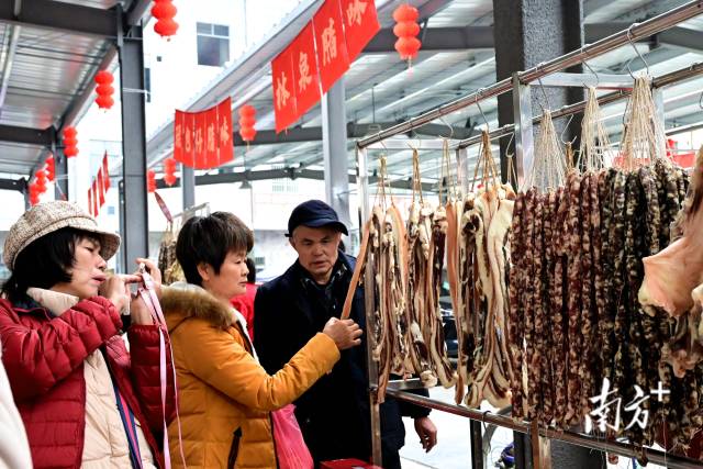 顧客挑選臘味。黃瀅 攝