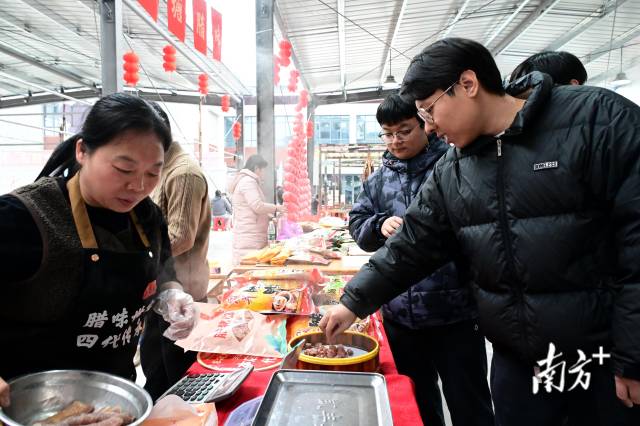 現(xiàn)場(chǎng)可免費(fèi)品嘗臘味。黃瀅 攝