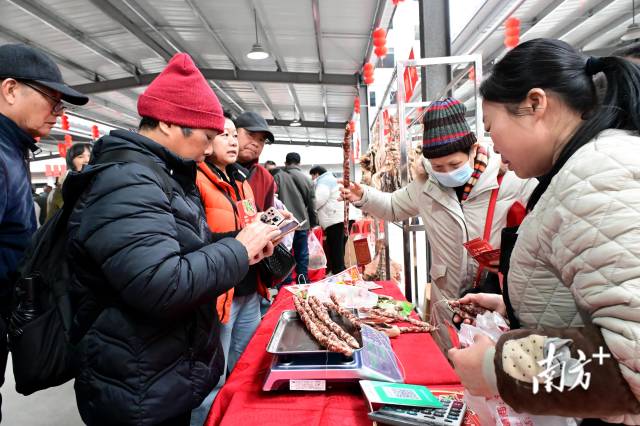市民游客購(gòu)買臘味。黃瀅 攝