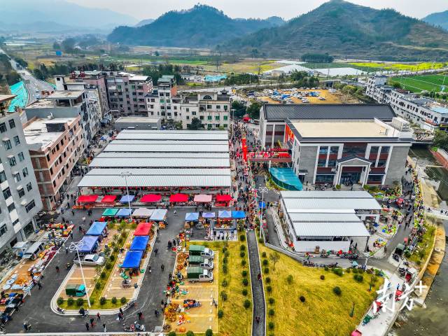 東陂綜合市場(chǎng)投入運(yùn)營(yíng)。