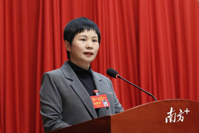 市委副書記、市長戴少枚代表市人民政府向大會作工作報告。黃瀅 攝