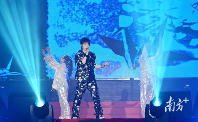 邰正宵攜《心要讓你聽見》《千紙鶴》《九百九十九朵玫瑰》《一千零一夜》等經(jīng)典金曲登場(chǎng)。黃津 攝