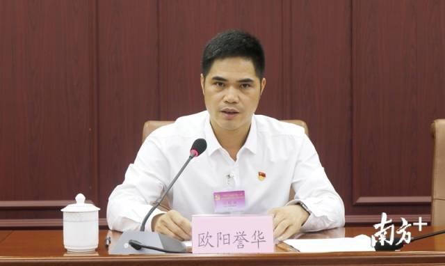 連州市委常委、市紀(jì)委書記、市監(jiān)委主任歐陽譽華代表市紀(jì)委常委會作工作報告。段燦 攝