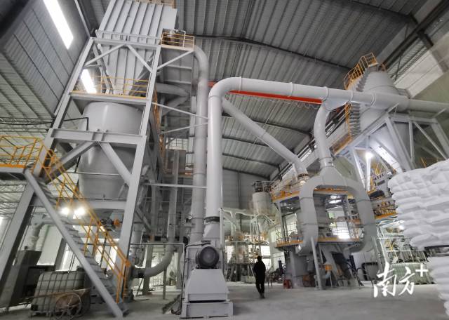 龍坪鎮(zhèn)全力做好新材料工業(yè)園建設(shè)，推動(dòng)非金屬礦加工企業(yè)升級(jí)改造。黃津 攝