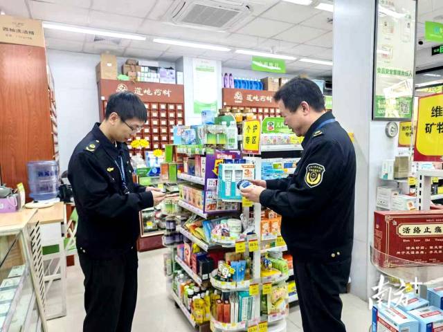 連州市市場監(jiān)督管理局日常開展檢查工作。連州市監(jiān)局 供圖