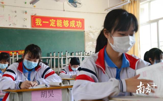4月27日，連州第一批返校的初三、高三學生已經返校。記者黃津 攝