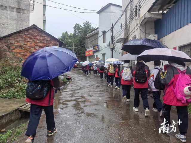 曾經(jīng)，慧光中學(xué)校門口道路積水嚴(yán)重，兩側(cè)明渠污水淤積、異味熏天，影響出行和人居環(huán)境。