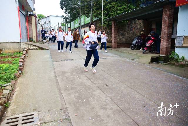 連州市慧光中學(xué)校門口道路干爽整潔，一改過往污水橫流模樣。黃津 攝